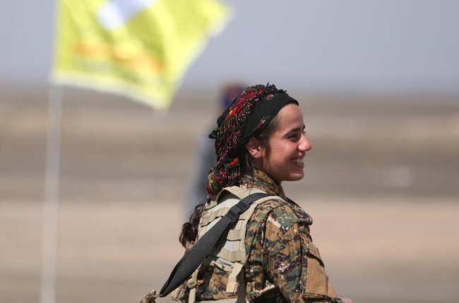 Una combatiente de las milicias sirias SDF.-REUTERS
