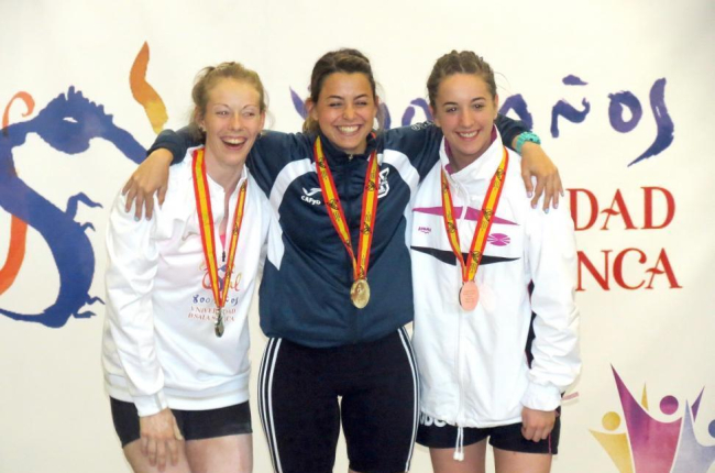 Beatriz Soto, en el centro con la medalla de oro.-HDS