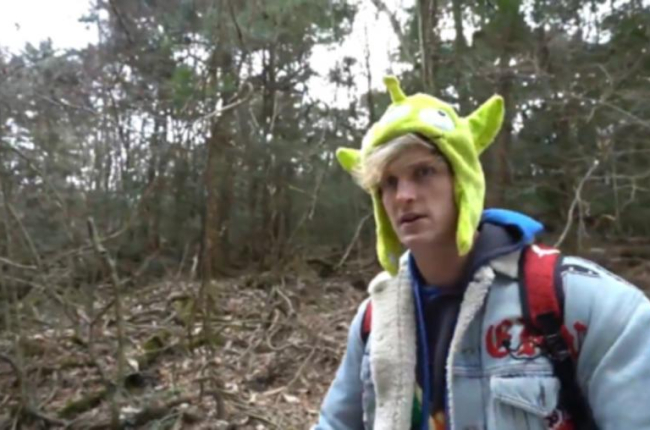Fotograma del polémico vídeo de Logan Paul en el bosque de los suicidios de Japón.-/ PERIODICO (YOUTUBE)