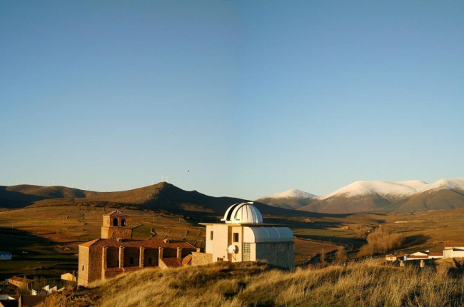Al fondo, Observatorio de Borobia.-HDS