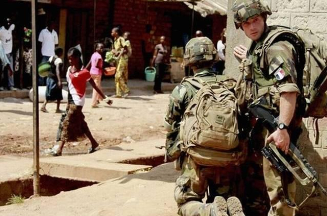 Soldados franceses patrullan en Bangui, este domingo.-REUTERS