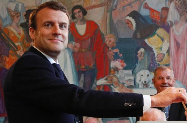 Emmanuel Macron, en el momento de depositar el voto.-CHRISTOPHE ENA / AFP