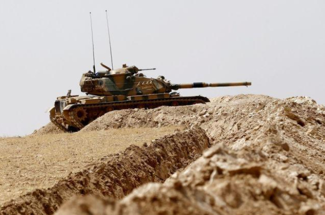 Un tanque turco junto a la frontera con Siria.-SEDAT SUNA / EFE