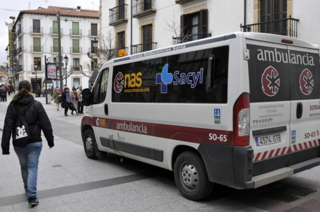 Imagen de arhivo de una ambulancia en Soria.-ÁLVARO MARTÍNEZ