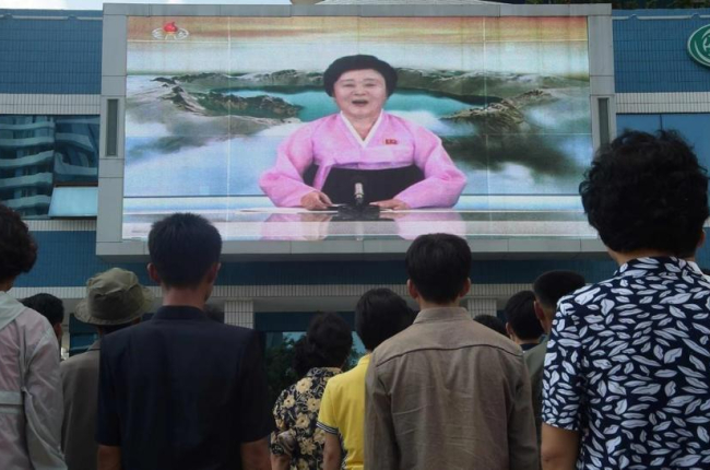 Ciudadanos de Pionyang miran en una pantalla gigante cómo la televisión norcoreana anuncia que el país ha probado con éxito una bomba de hidrógeno, el 3 de septiembre del 2017.-AFP / KIM WON-JIN