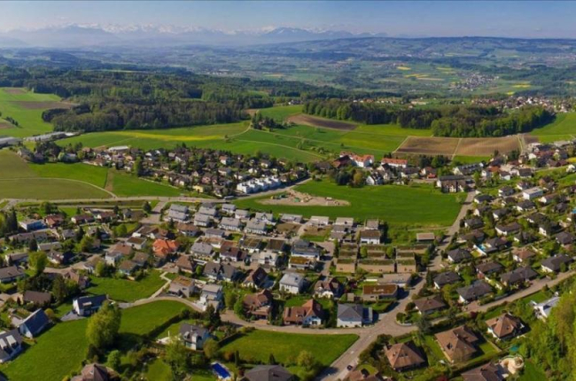 Vista parcial del pueblo suizo de Oberwill-Liel.-