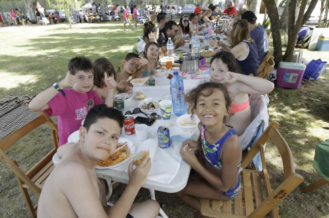 Numerosas familias disfrutaron de la caldereta popular.-L.A.T.