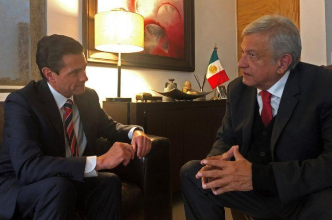 Andres Manuel Lopez Obrador y el mandatario Enrique Pena Nieto durante una reunion para definir el programa del 1 de diciembre  fecha de investidura del nuevo titular del poder ejecutivo-PRENSA AMLO