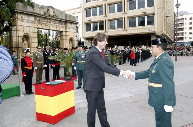 El capitán Narciso Gallego en el año 2015 recibiendo la Orden al Mérito Civil de manos del alcalde, Carlos Martínez.-MARIO TEJEDOR