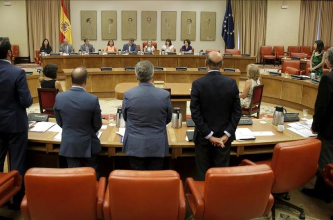 Minuto de silencio de la Diputación Permanente del Congreso de los Diputados por los atentados de Barcelona.-JOSE LUIS ROCA
