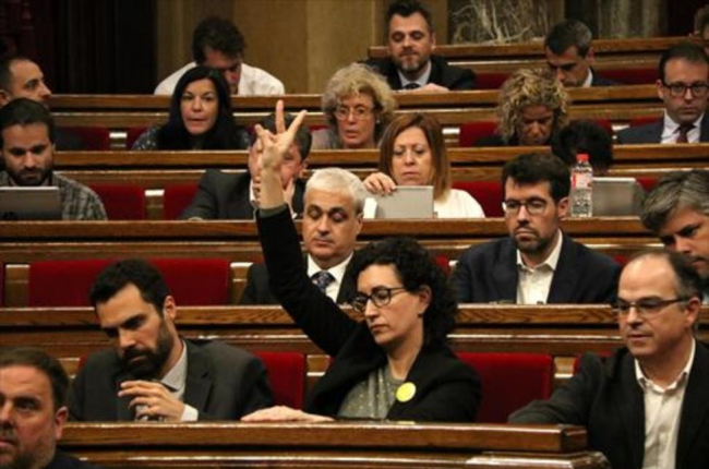 Marta Rovira, en un pleno del Parlament.-/ NÚRIA JULIÀ