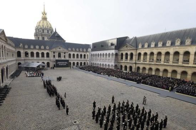 Homenaje a las víctimas del atentado de París en el patio del Palacio de los Inválidos.-AFP / MIGUEL MEDINA
