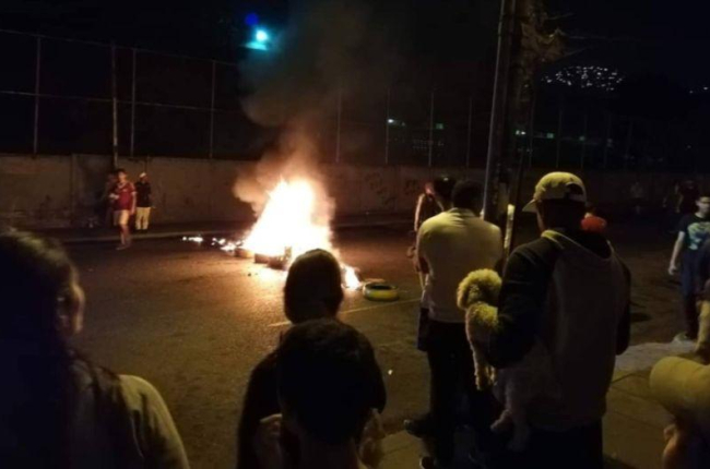 Los venezolanos protestan por segunda noche consecutiva contra Maduro. En la foto, la Casa de la Memoria y la Juventud, en Caracas, tras ser incendiada.-MIGUEL GUTIERREZ/EFE