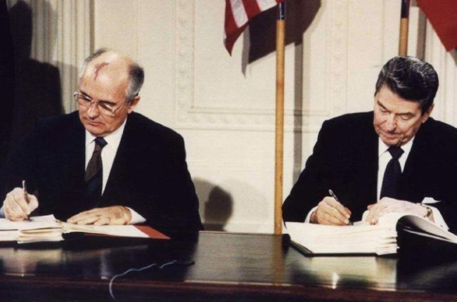 El presidente de la URSS, Mijaíl Gorbachov, y su homólogo estadounidense, Ronald Reagan, firman el tratado de armas nucleares INF, en la Casa Blanca, el 8 de diciembre de 1987.-REUTERS / DENNIS PAQUIN