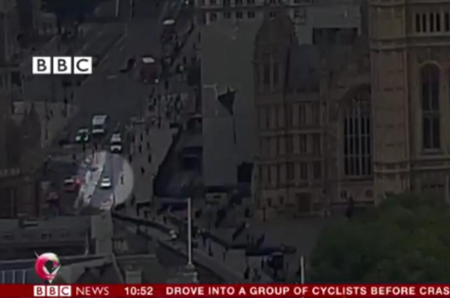 Imagen del vídeo en el que aparece el coche que ha atacado el Parlamento británico.-BBC