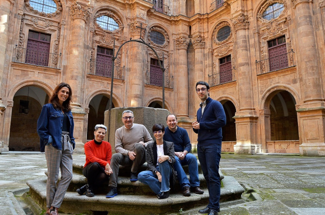Miembros del grupo de investigación en las instalaciones de la Universidad Pontificia de Salamanca. EL MUNDO