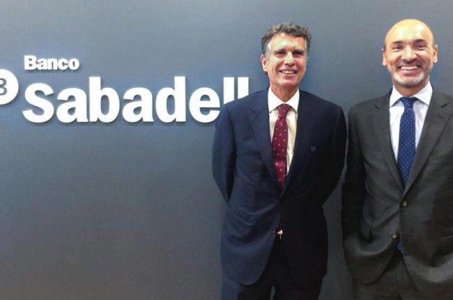 Jaume Guardiola y Francesc Noguera, director de Banco Sabadell en México, en la nueva oficina de Jalisco.-BANCO SABADELL