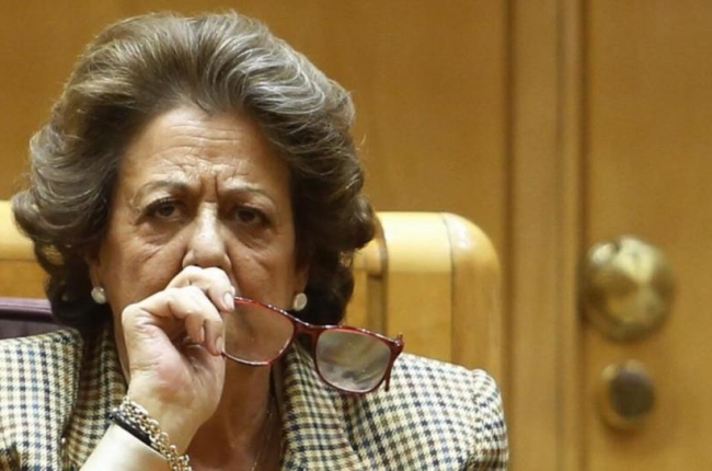 Rita Barberá, en su escaño del Senado.-AGUSTÍN CATALÁN