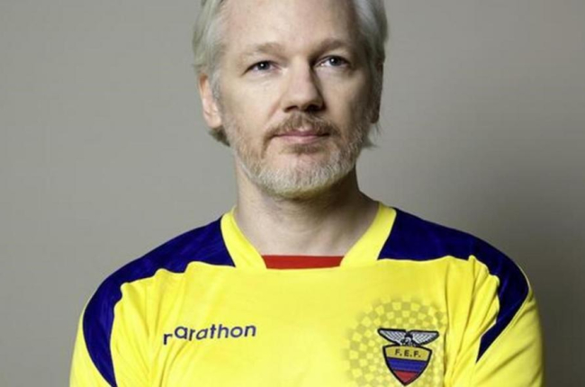 Julian Assange publica en Twitter su foto con la camiseta de la selección de Ecuador.-EL PERIÓDICO