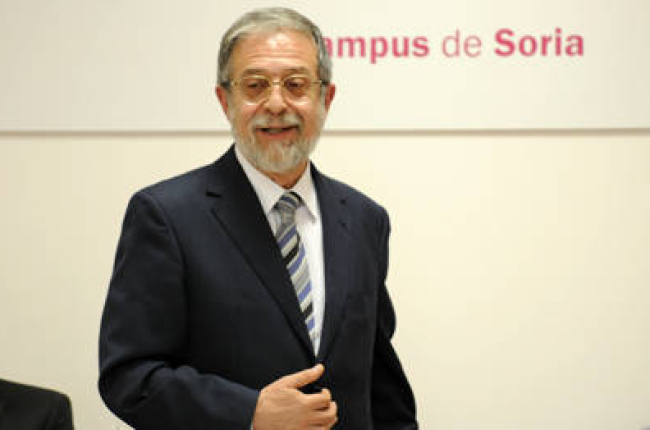 El rector de la Universidad de Valladolid, Marcos Sacristrán, durante su última visita al Campus de Soria en mayo del año pasado. / VALENTÍN GUISANDE-
