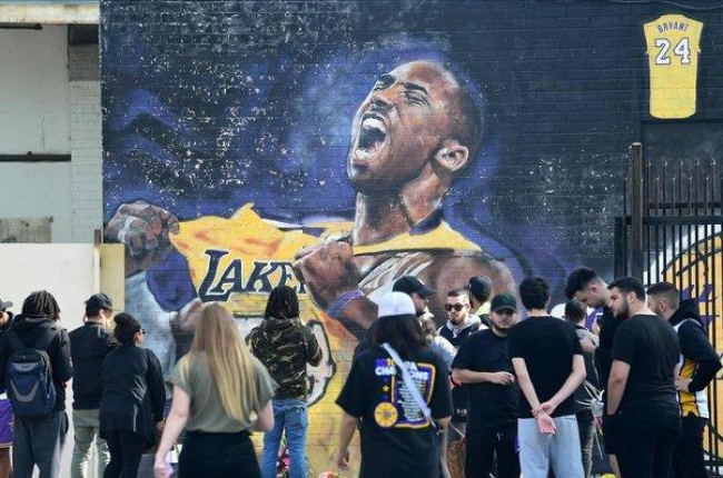 Los fans se agolpan para homenajear al fallecido Kobe Bryant.-