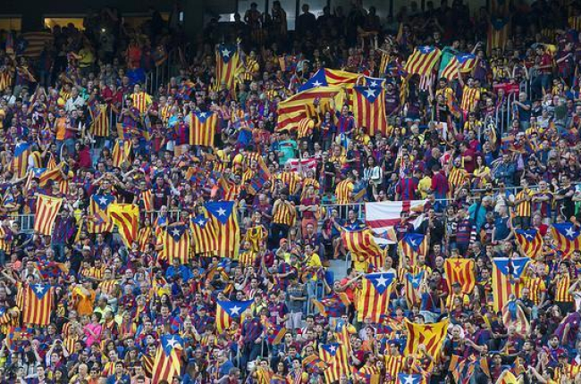 Decenas de aficionados azulgranas exhiben sus esteladas en el Camp Nou, durante la final de la Copa de Rey entre el Athletic y el Barcelona, el pasado 6 de junio.-JORDI COTRINA