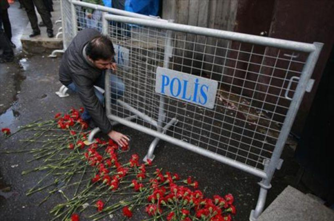 Los ciudadanos de Estambul depositan flores en el lugar del atentado.-AP- EFE - AFP / YASIN AKGUL- AP / EMRAH GUREL