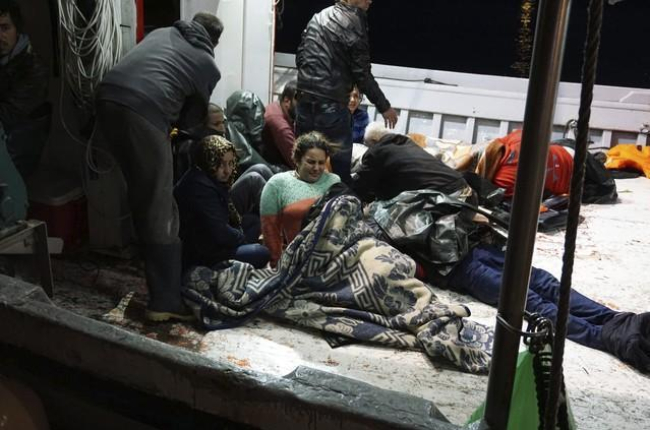 Llegada de un grupo de inmigrantes a Lesbos tras un naufragio, en octubre.-EFE