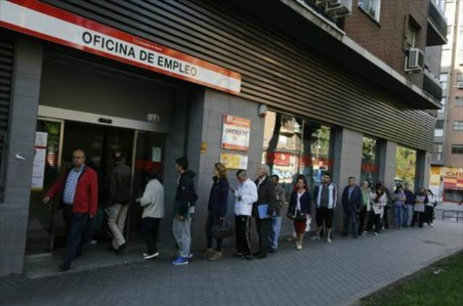 Cola de parados en una oficina de Empleo en Madrid el año pasado.-Foto: AGUSTÍN CATALAN