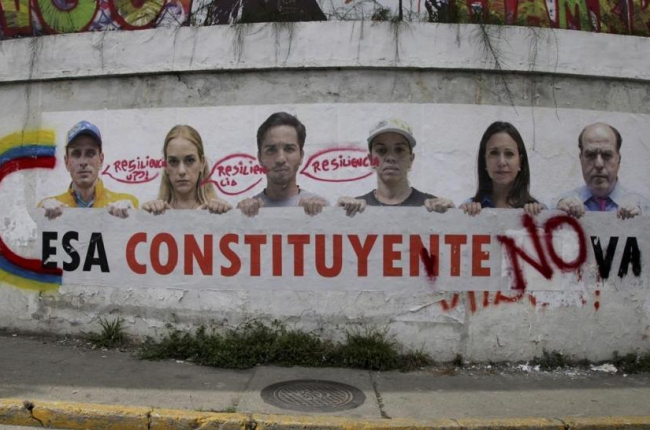 Un cartel contra la Constituyente con fotos de destacados dirigentes de la oposición en Caracas-AP / WIL RIERA