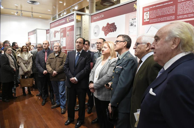 Bárez, López Represa, Martínez Izquierdo, Velarde, De Gregorio, Poza, Ruiz Liso y Revilla, junto a los asistentes a la inauguración.-MARIO TEJEDOR