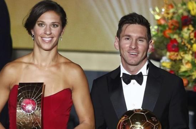 Carli Lloyd posa junto a Messi en la gala del Balón de Oro de Zúrich.-REUTERS / ARND WIEGMANN