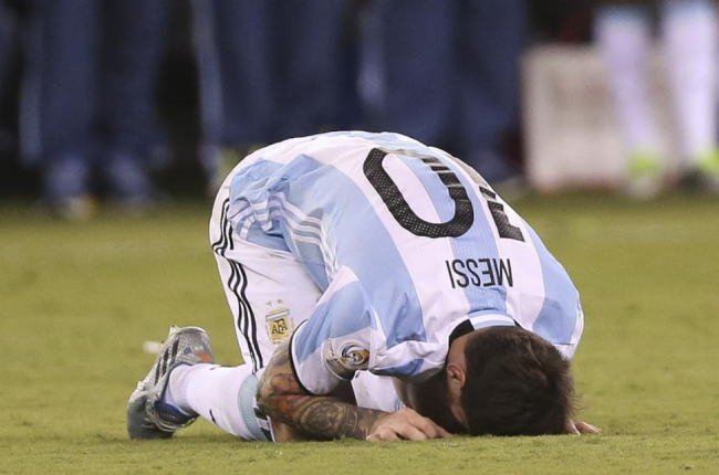 Leo Messi se lamenta tras fallar el penalti frente a Chile.-EFE