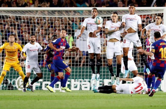 La espectacular falta lanzada por Messi.-EFE / TONI ALBIR