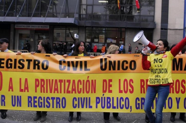 Protesta contra la privatización, ante el Registro Civil de Madrid.-/ PEDRO CARRERO