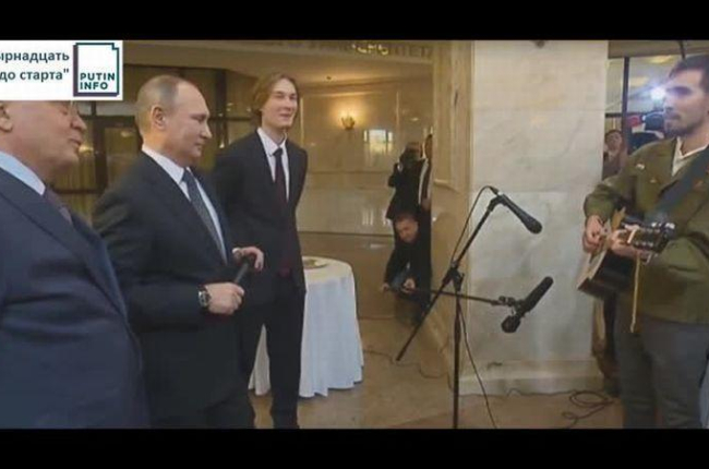Putin cantando con un estudiante durante su visita a la Universidad de Moscú.-YOUTUBE