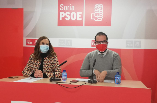 Los procuradores socialistas Virginia Barcones y Ángel Hernández. HDS