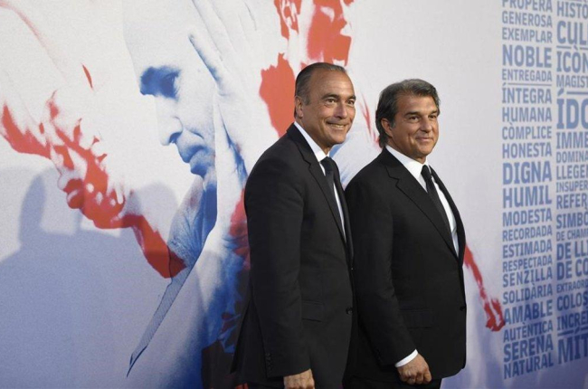 El expresidente Joan Laporta y elexvicepresidente Rafa Yuste a su llegada al homenaje institucional a Andrés Iniesta en el Camp Nou.-JORDI COTRINA