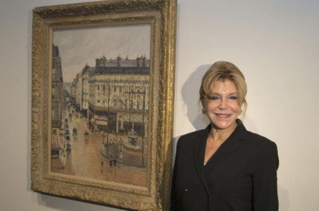 Carmen Thyssen, junto al cuadro de Camile Pissarro 'Rue Saint-Honoré por la tarde. Efecto de lluvia.-EFE / ALEJANDRO GARCIA