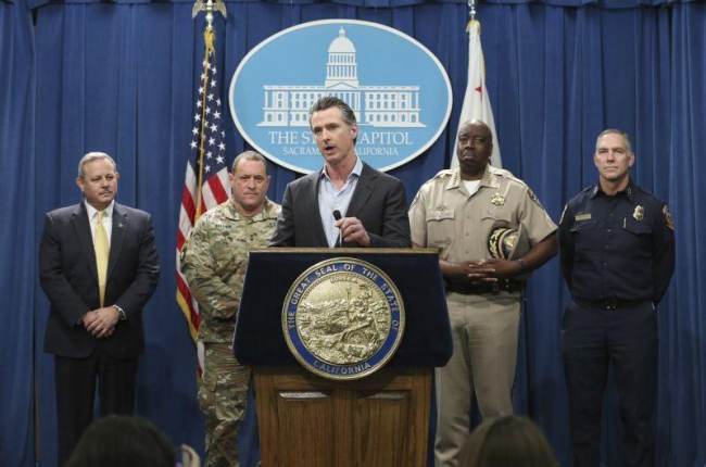 El gobernador de California, Gavin Newsom, en conferencia de prensa sobre temas migratorios.-AP