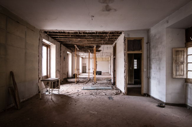 Interior de la vivienda que queda en manos privadas en el palacio de Alcántara. GONZALO MONTESEGURO