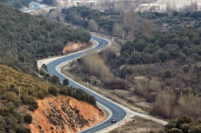 Un vehículo avanza por una serpenteante carretera soriana. MARIO TEJEDOR