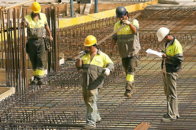 Operarios de una empresa de construcción realizando labores en una obra.-D. S.
