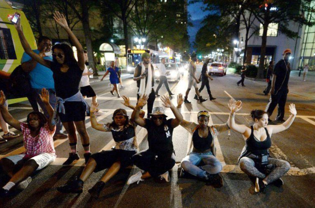 Manifestantes bloquean una calle durante la segunda jornad ade protestas en Charlotte, este miércoles.-AP / JEFF SINER