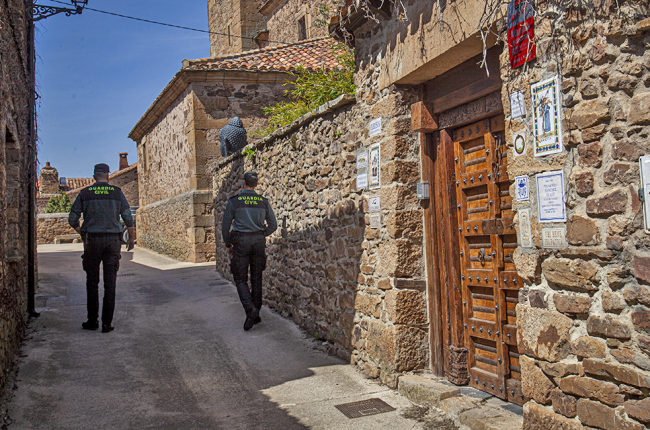 La casa de Sanchez Dragó en Castilfrío de la Sierra (Soria), con presencia de la Guardia Civil.  MARIO TEJEDOR