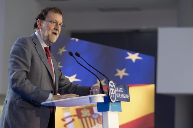 El presidente del Gobierno en funciones, Mariano Rajoy, durante su intervención en el mitin electoral que el PP ha celebrado hoy en Vitoria.-EFE/David Aguilar
