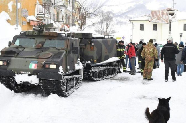 Miembros del Ejército italiano llegan con víveres a Campotosto, el 19 de enero.-EFE / CLAUDIO LATTANZIO