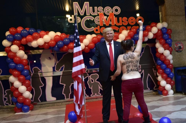 Una activista de Femen irrumpe en la inauguración de la estatua de cera de Trump en Madrid.-GERARD JULIEN / AFP
