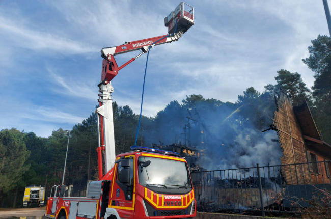 Labores de extinción del incendio en San Leonardo. HDS