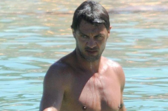 Paolo Maldini presume de forma física en las playas de Eivissa.-GTRES